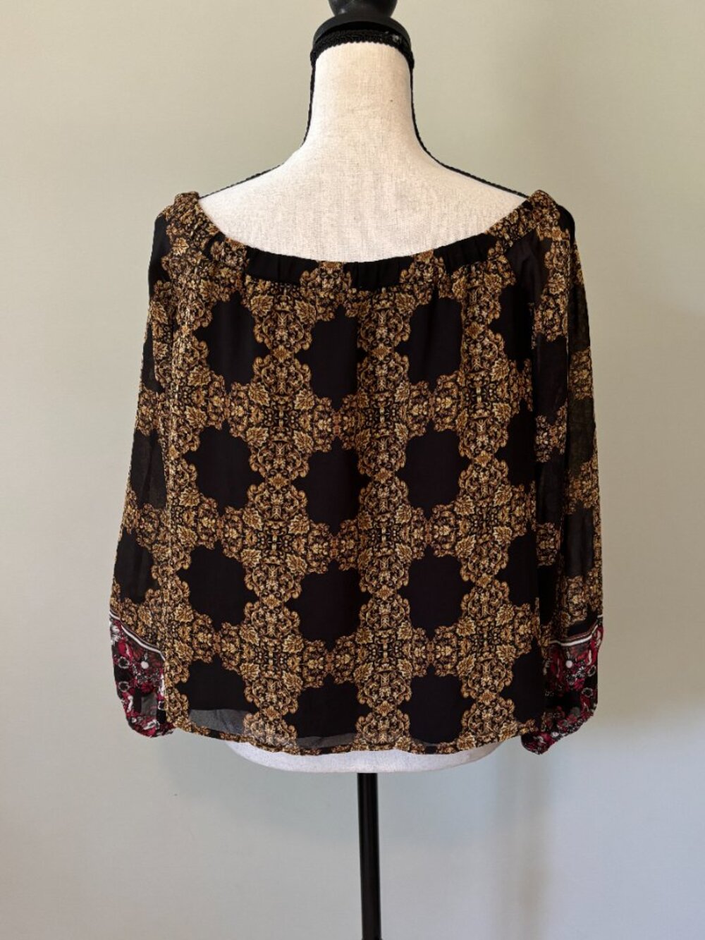 GUESS "Off Shoulder Olena Top" Medallion Print Blouse — NWT — S - Picture 3 of 7